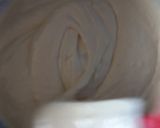 Foto del paso 2 de la receta: Brazo de reina relleno de crema con frutilla