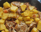 Foto del paso 4 de la receta: Pollo con piña y langostinos
