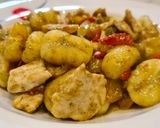 Foto del paso 5 de la receta: Ñoquis con pimientos tricolor, pollo y pesto de pipas