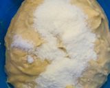 Foto langkah ke 3 dari resep 320. Roti Kasur Isi Selai Coklat (Tanpa Mixer).