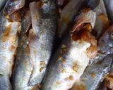 A picture of step 1 of Tangra Machher Jhal/ Small Cat fish Curry.