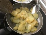 Patatas (blandas) con huevos y chorizo