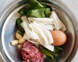 A picture of step 1 of Beef Kwee Tiaw.