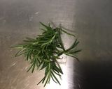 Une image de l'étape 2 de Veau mariné sucré salé au romarin.