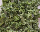 Foto del paso 2 de la receta: Chips de kale 💚 Snack saladito y super saludable de kale 💚