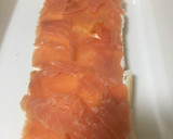 Foto del paso 2 de la receta: Pastel de salmón con surimi y huevo hilado