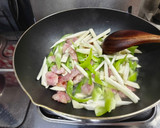 青椒香腸炒茭白筍(簡單料理)的食譜步驟5照片