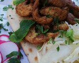 Foto del paso 8 de la receta: Gyros de pollo con repollo encurtido exprés servido en mesa