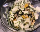 Une image de l'étape 6 de Salade de pâtes marinée aux tomates, concombre, courgette, oignon de roscoff et Lonzo.