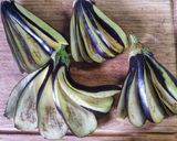 Foto del passaggio 1 della ricetta Fiori di melanzane e salsiccia