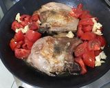 Une image de l'étape 8 de Côtes de porc aux tomates, ail rose et fanes de navets.