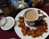 A picture of step 3 of Piyaz, Aalu, Tamater mix pakoray 😋.