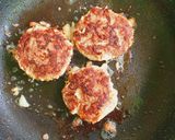 Foto langkah ke 2 dari resep Beef & Egg Burger.