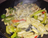 Foto del paso 3 de la receta: Fajitas de filetes de pescado con pimientos y cebolla blanca