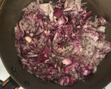 Foto del paso 1 de la receta: Tortilla de boniato y cebolla morada ☺️