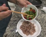 A picture of step 5 of 爆蔥辣椒豬片Green onion hot pepper pork.