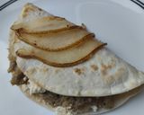 Foto del paso 10 de la receta: Tortilla🍆🧀 rellena🌯 de berenjena tatemada, cebolla🌰, queso🍐 y pera🥙🫓🧀
