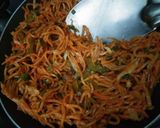 शेजवान नूडल्स विथ मंचूरियन (Schezwan noodles with manchurian recipe in Hindi) रेसिपी चरण 6 फोटो