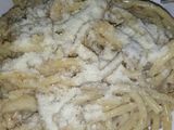 Fideos con salsa blanca y pollo