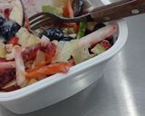 Foto del paso 4 de la receta: Ensalada verduras, fruta y pollo