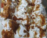 A picture of step 5 of Dahi bhalla chaat.