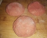 Foto del paso 3 de la receta: Medallón de masa de croquetas relleno de jamón y queso