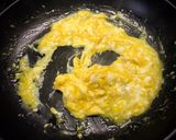 Foto del paso 2 de la receta: Tosta de queso cremoso con huevos revueltos