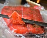 Une image de l'étape 5 de Saumon gravlax à la vodka et betterave.