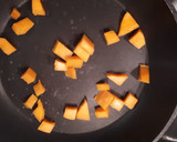 Foto del paso 2 de la receta: Ensalada festiva con calabaza, manzana verde, higos y queso de trufa