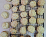 Foto del paso 5 de la receta: Torre de profiteroles rellenos con dulce de leche 💣 🐽 🐷 🐖
