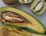 รูปขั้นตอนการทำที่ 1 ของ "แซนวิชครีมกีวีอะโวคาโดไข่ต้ม" 🥑🥝🥚🍞