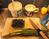 Foto del paso 1 de la receta: 2 yogurt (yogurtu Ungué) dos