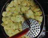 Foto del paso 2 de la receta: Tortilla de papas, morrón y arvejas