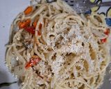 Foto langkah ke 7 dari resep Spaghetti Aglio e Olio with Sausages.