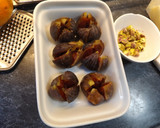 Foto del paso 1 de la receta: Higos asados con miel de acacia y pistachos