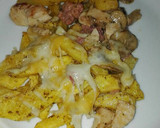 Foto del paso 4 de la receta: Patatas con pechuga de pollo salchichas frescas champiñones aderezadas y gratinada