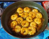 A picture of step 3 of Prawn Mushroom Curry.