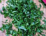Foto del paso 1 de la receta: Atún en salsa verde con alubias y langostinos