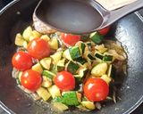 Une image de l'étape 2 de Pâtes, sauce crémeuse au Philadelphia, courgettes et tomates cerises.
