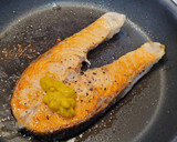 Foto del paso 1 de la receta: Salmón a la plancha con mostaza y miel