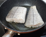 Foto del paso 4 de la receta: Cola de merluza a la plancha con salsa de tinta de sepia