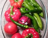 Foto del paso 2 de la receta Ensalada de pimientos asados, cebollas rojas y tomates