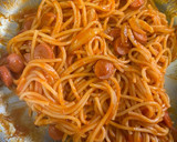 Foto del paso 3 de la receta: Espaguetis con salchichas en salsa de tomate