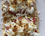 Foto del paso 5 de la receta: Tostada con lomo adobado, queso cottage, tomate, huevo cocido y cebolla frita