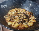 Foto del paso 3 de la receta: Arroz meloso de sepia, cocochas de merluza y gamba roja