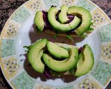 Foto del paso 2 de la receta Montaditos de langostinos y aguacate