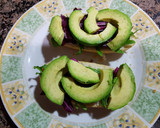 Foto del paso 2 de la receta: Montaditos de langostinos y aguacate