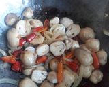 Foto langkah ke 4 dari resep Jamur brokoli saus tiram.