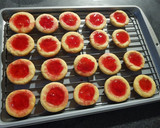 Foto del paso 7 de la receta: Galletitas con jalea de frutillas sin manteca