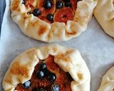 Foto del passaggio 4 della ricetta Galette autunnale con fichi e uva 🍇